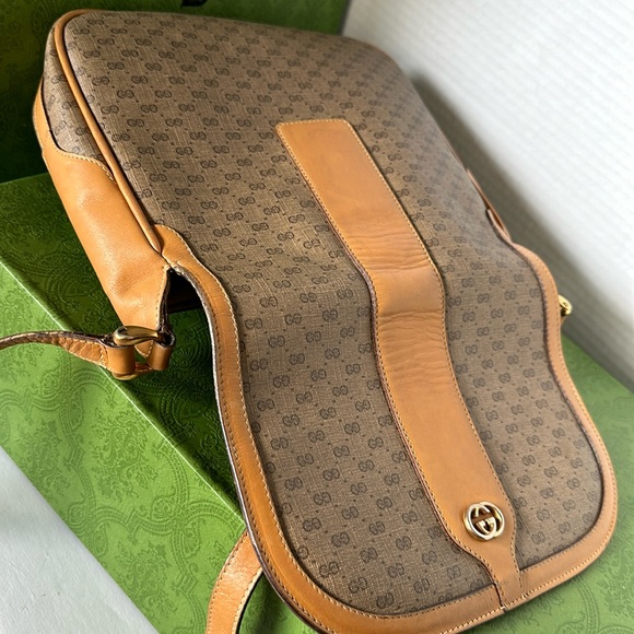 🛑✋Price Drop🛑😊Authentic Gucci Leather Crossbody/Shoulder Bag. - Picture 11 of 16